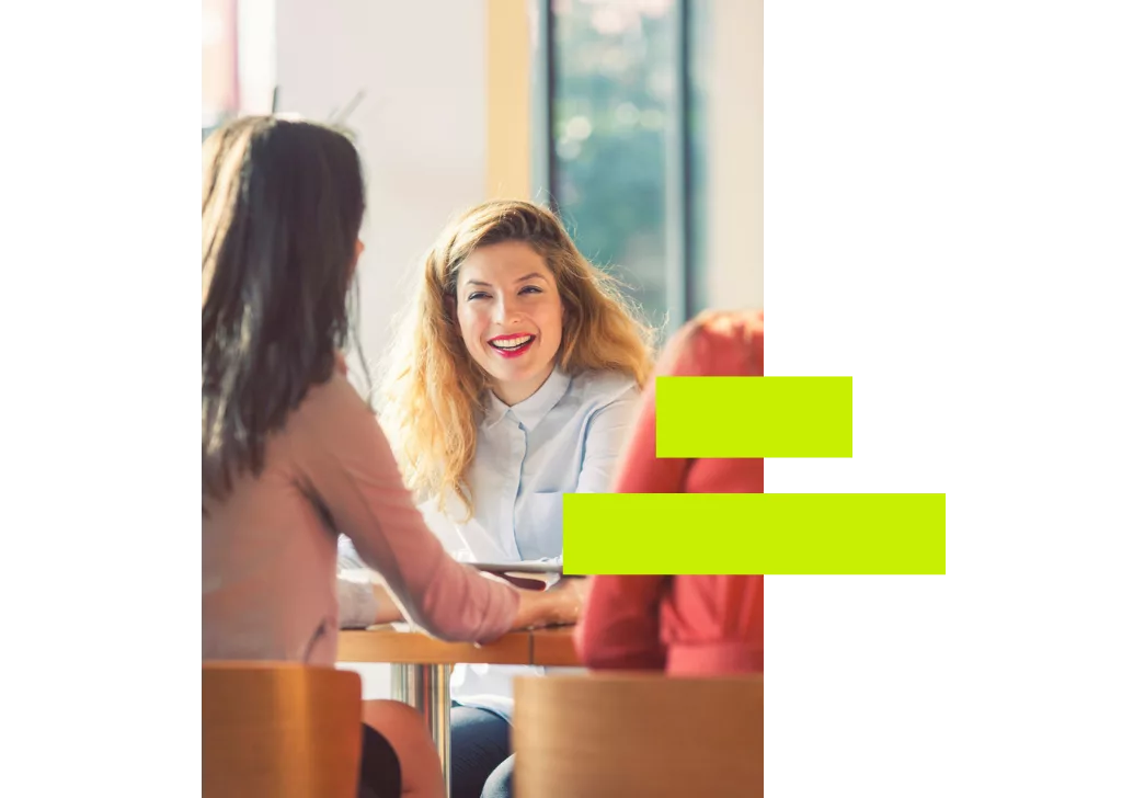 NOS-FORMATIONs-tradcution-rédaction-technique 3 femmes, motivées et souriantes, soudées durant leur formation