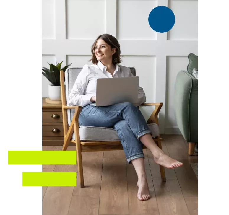NOS-FORMATIONs-tradcution-rédaction-technique 3 femmes, motivées et souriantes, soudées durant leur formation