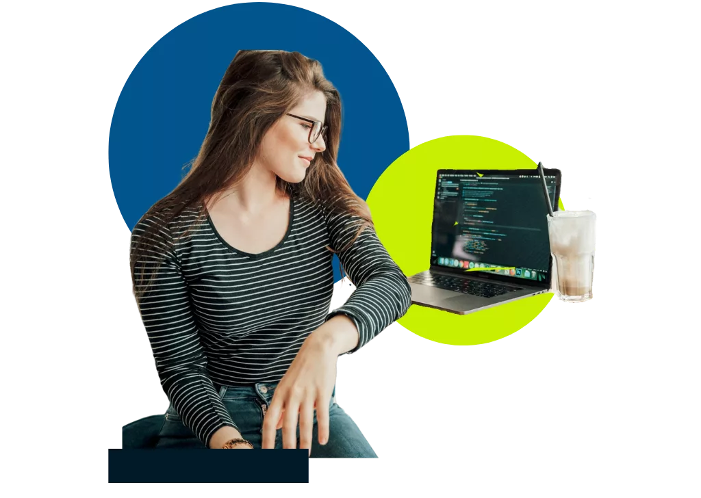 Formation à la rédaction technique Une femme, rédactrice technique, travaillant en home office