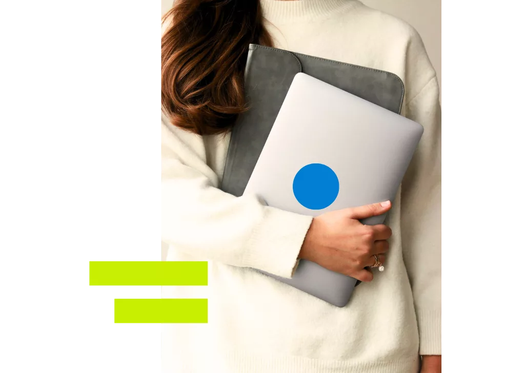NOS-FORMATIONs-tradcution-rédaction-technique 3 femmes, motivées et souriantes, soudées durant leur formation