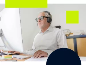 3 femmes suivant une formation en ligne, souriantes